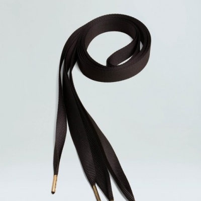 Cadarço preto com pontas metálicas douradas