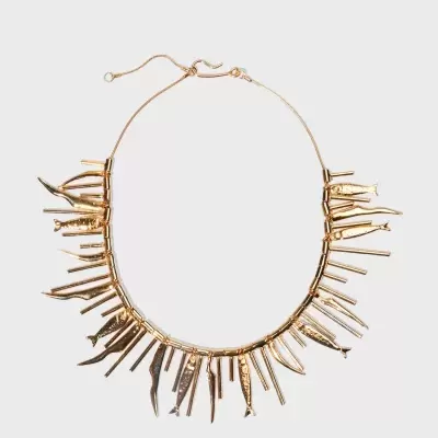 Colar dourado com pendentes pontiagudos variados