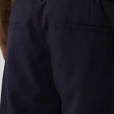 Calças azul escuro com cintura elástica e bolsos traseiros