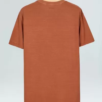 T-shirt castanho claro de manga curta pendurada num cabide de madeira