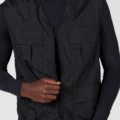 Colete preto masculino com bolsos frontais grandes e fecho de correr