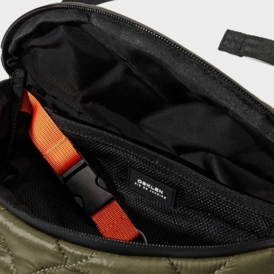 Mala verde caqui matelassada com interior preto e alça laranja