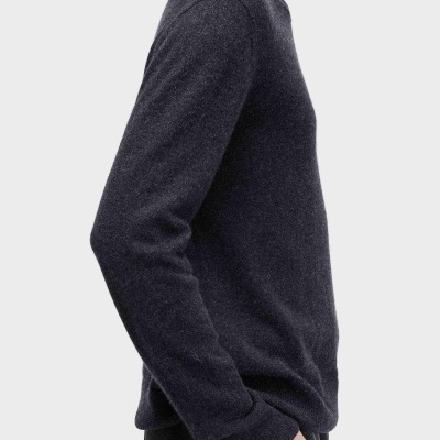 Camisola de malha cinza escuro com gola redonda vista de perfil