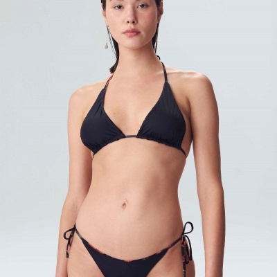 Biquíni preto de duas peças com top triangular e calcinha com tiras ajustáveis