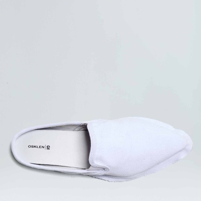 Ténis branco tipo slip-on da marca OSKLEN visto de cima