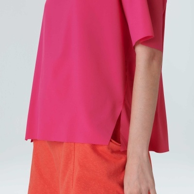 Blusa rosa de manga curta e calções cor de laranja com textura.