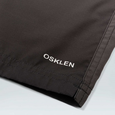 Peça de roupa preta com logo OSKLEN branca na bainha