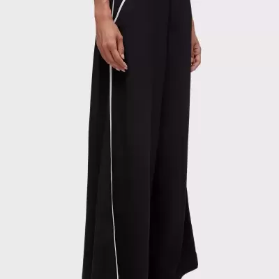 Calças largas pretas com risca branca lateral e cós elástico