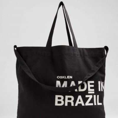 Mala tote preta com texto branco OSKLEN MADE IN BRAZIL