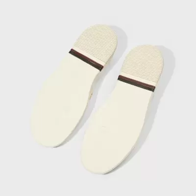 Solas de sapatos brancas com faixas decorativas castanhas e pretas no calcanhar