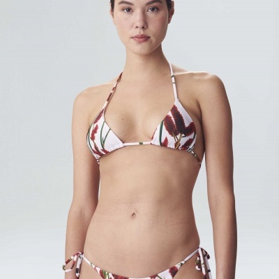 Biquini duas peças branco com padrão floral vermelho e verde, modelo com top de cortininha e calções com laços laterais