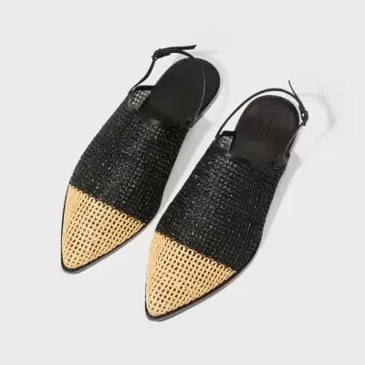 Sapatos mule pretos e bege trançados com fivela