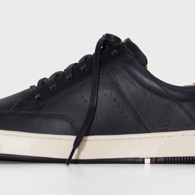 Tênis preto de couro com atacadores e sola branca