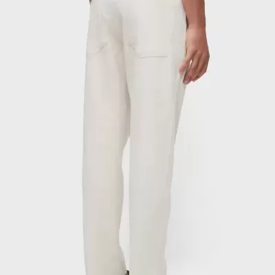 Calças compridas creme com bolsos traseiros e textura de malha