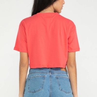 Top coral cropped e calções de ganga azul em fundo branco