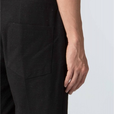 Calções pretos com bolso traseiro visto de lado