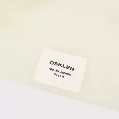 Etiqueta OSKLEN Rio de Janeiro Brazil em tecido branco