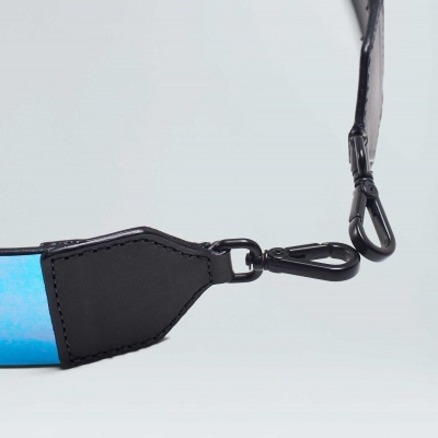 Correia para câmara ou bolsa preta com gancho metálico e parte azul