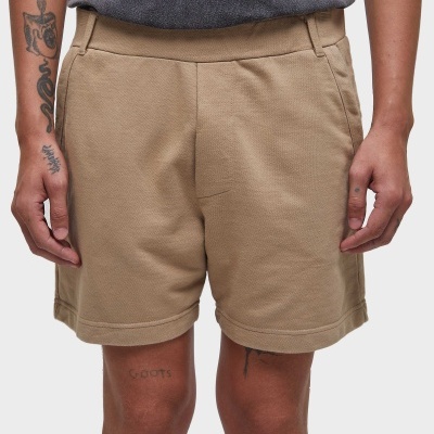 Calções masculinos castanhos claros com bolsos