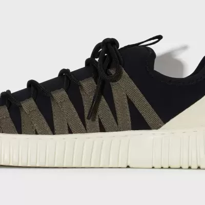 Tênis desportivo preto com tiras castanhas e sola branca