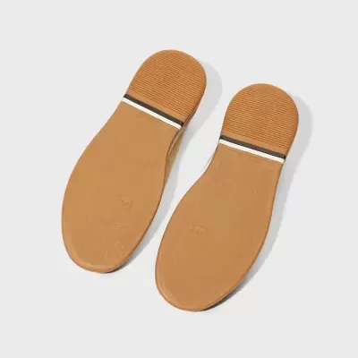 Sola de sapatos castanha com riscas preta e branca no calcanhar