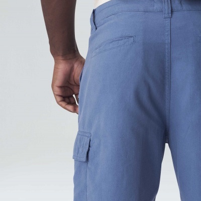 Calções masculinos azuis com bolsos vistos parcialmente de trás