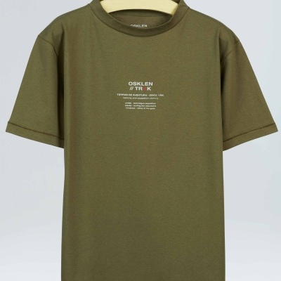 T-shirt verde-oliva com texto branco e cabide OSKLEN