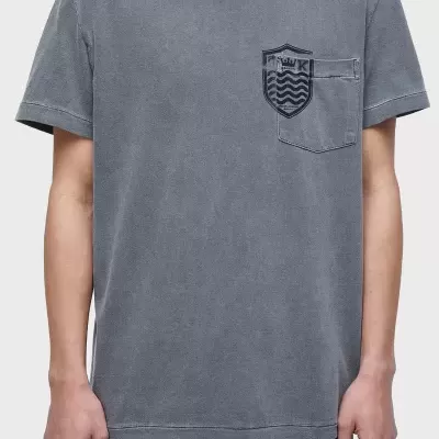 T-shirt cinzenta com bolso e estampado preto no peito