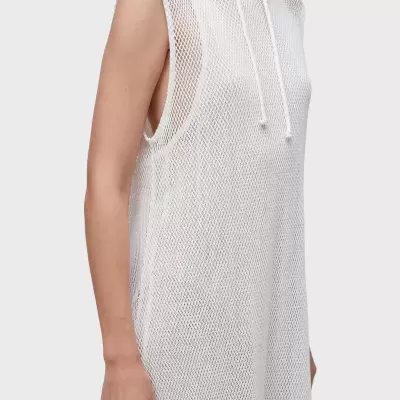 Vestido branco de malha tipo rede com capuz e cordões