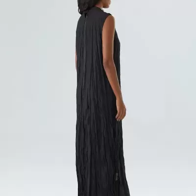 Vestido longo preto com textura franzida, sem mangas, visto de lado e costas.