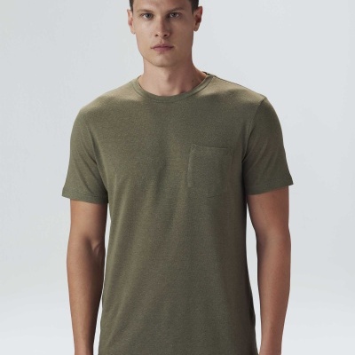 T-shirt masculina verde-oliva com bolso no peito, modelo em fundo claro