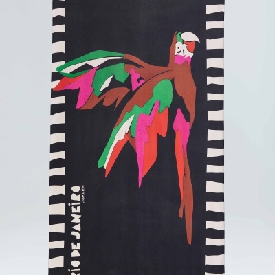 Toalha preta com desenho colorido de pássaro e texto 'RIO DE JANEIRO'