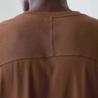 Camiseta ou suéter castanho avermelhado visto de trás com costuras verticais e horizontais