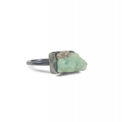 Anel com pedra verde bruta em metal prateado