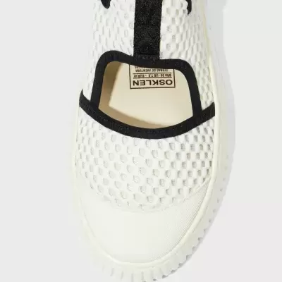 Sapatilha branca OSKLEN com detalhes em preto e padrão em relevo