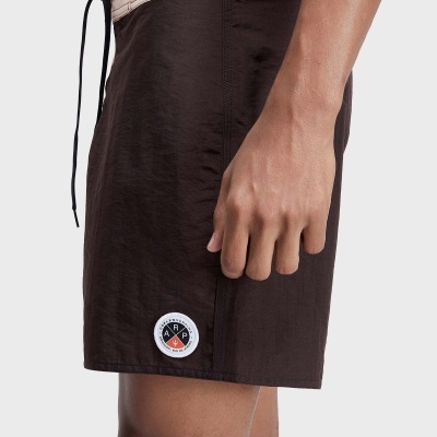 Calções de banho castanho e rosa clara com cordão preto e etiqueta redonda