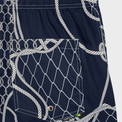 Calções azuis com padrão branco de cordas e redes e bolso traseiro