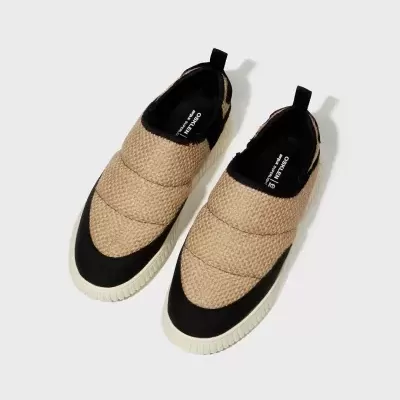 Sapatilhas bege com detalhes pretos e sola branca