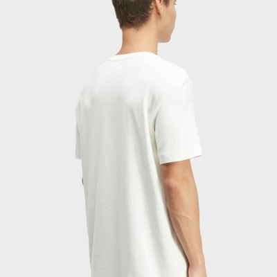 Camiseta branca de manga curta vista pelas costas num modelo