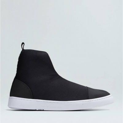 Tênis botim preto com sola branca