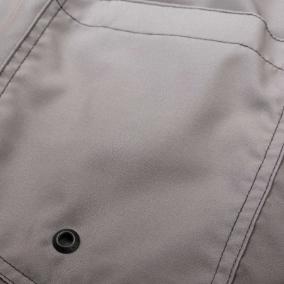 Bolso cinzento com etiqueta OSKLEN e ilhó preto