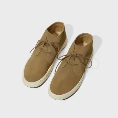Par de desert boots em camurça castanha com atacadores e sola branca