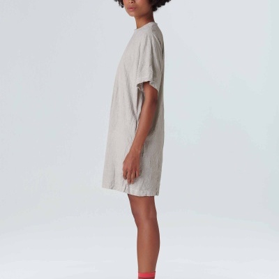 Vestido bege curto de manga curta com meias rosa e sandálias brancas