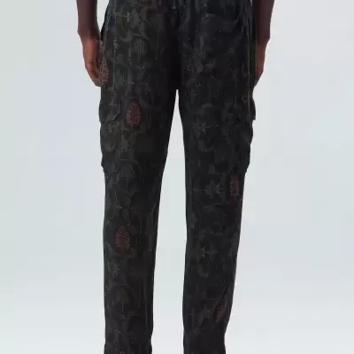 Calças pretas com padrão floral vistas de costas