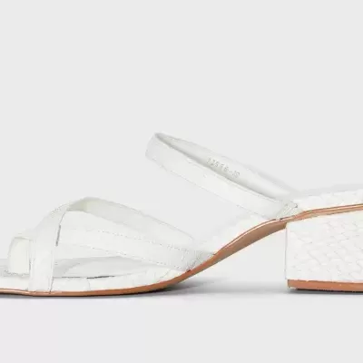 Sandália branca com salto médio e textura de pele de cobra