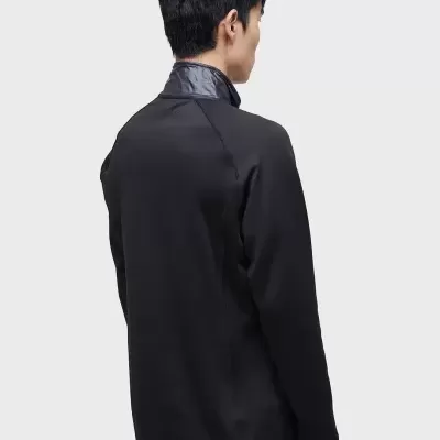 Homem de costas com casaco preto e gola alta