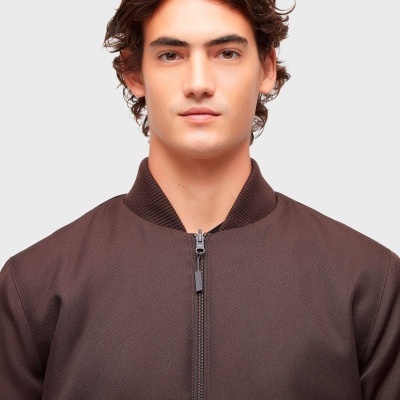 Casaco castanho com fecho de correr e gola canelada