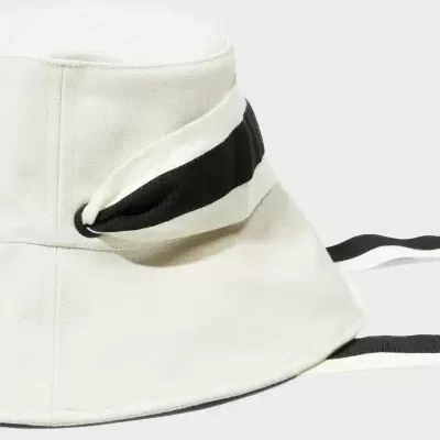 Chapéu tipo pescador branco com fita preta e branca