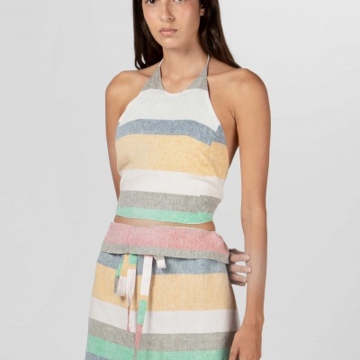 Conjunto feminino de top de alças e saia com riscas horizontais coloridas em fundo branco.