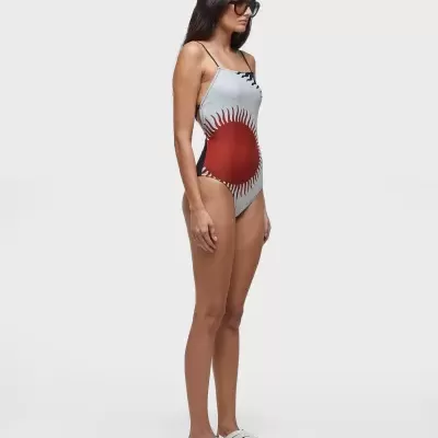 Fato de banho de uma peça com padrão vermelho e cinza usado por modelo em fundo branco